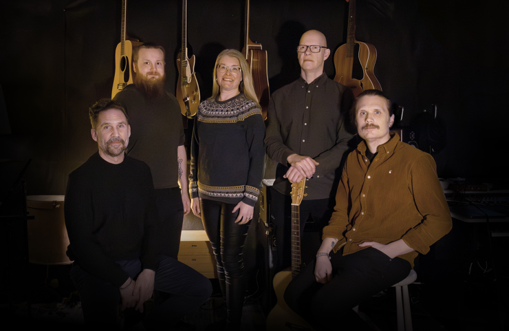 Gruppfoto med de fem medlemmarna i bandet.