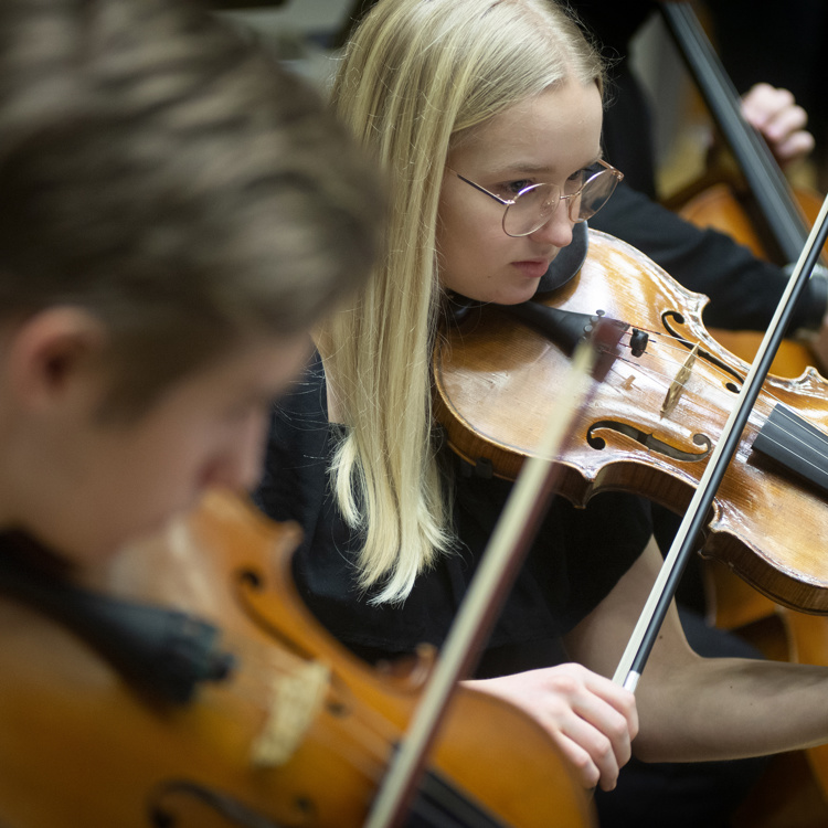 Repetitionsbild på ungdomarna i Norrbottens Ungdomssymfoniker 