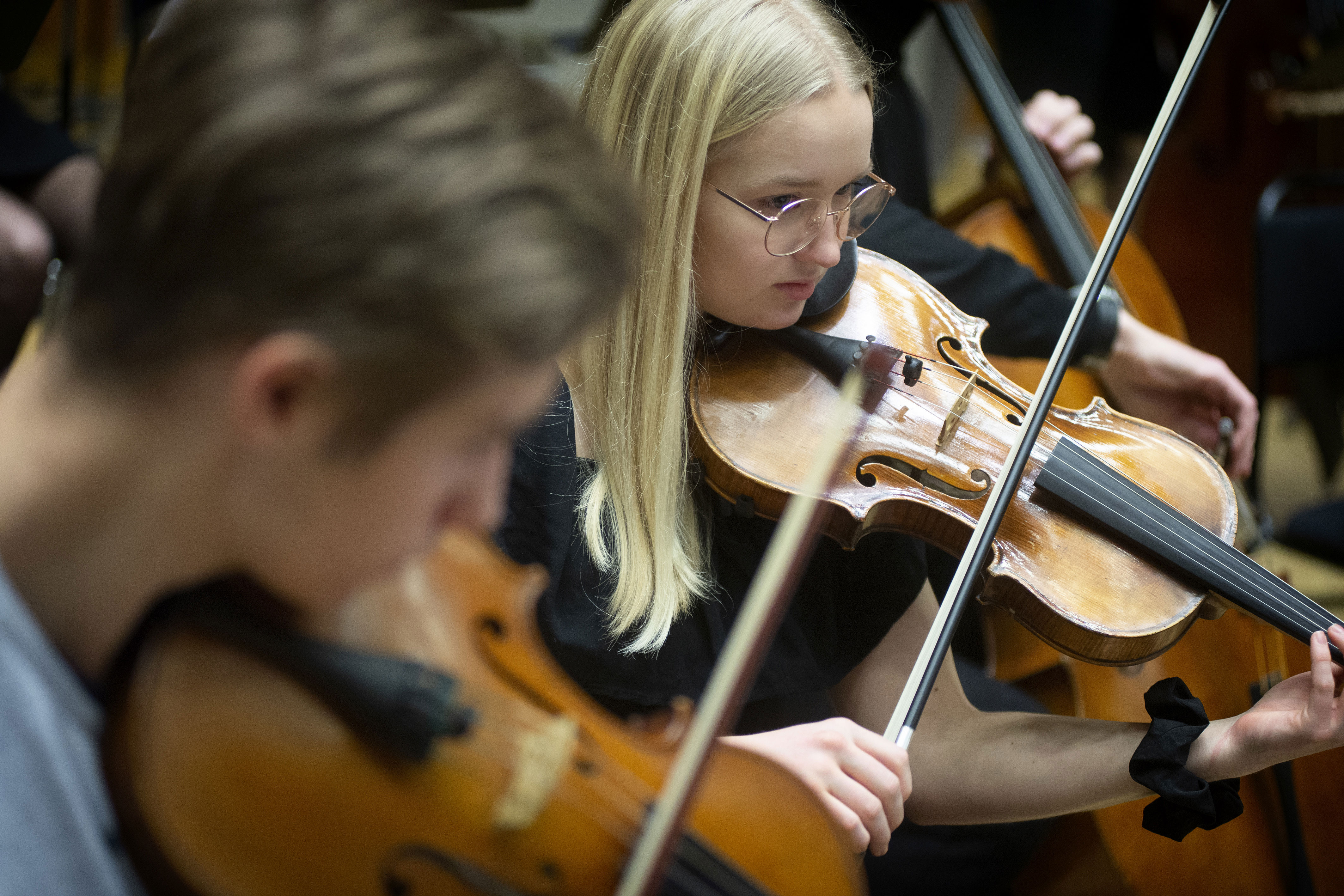 Repetitionsbild på ungdomarna i Norrbottens Ungdomssymfoniker 