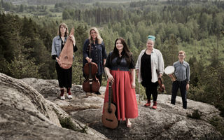 Grupp på bilderna som medverkar i konserten Utsikt från ett berg. Musikerna står uppe på ett berg. I bakgrunden ser man skog och himmel. 