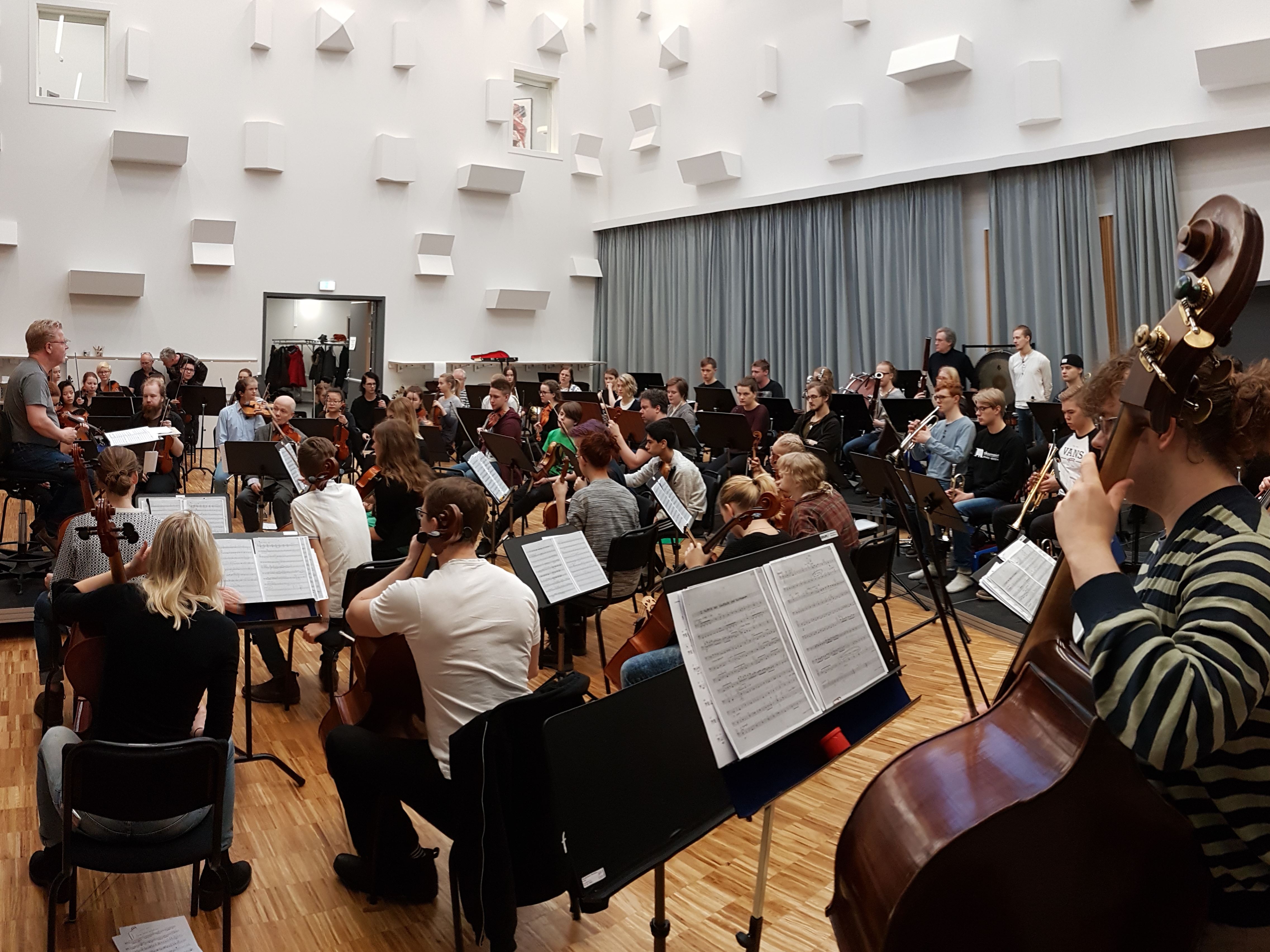 Musikerna i Norrbottens Ungdomssymfoniker repeterar