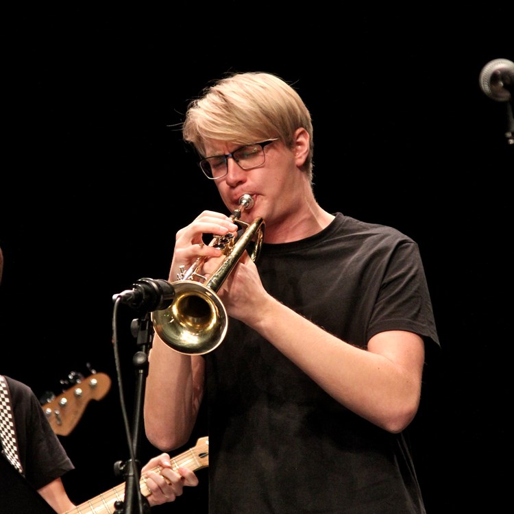 En musiker i AYJO spelar trumpet