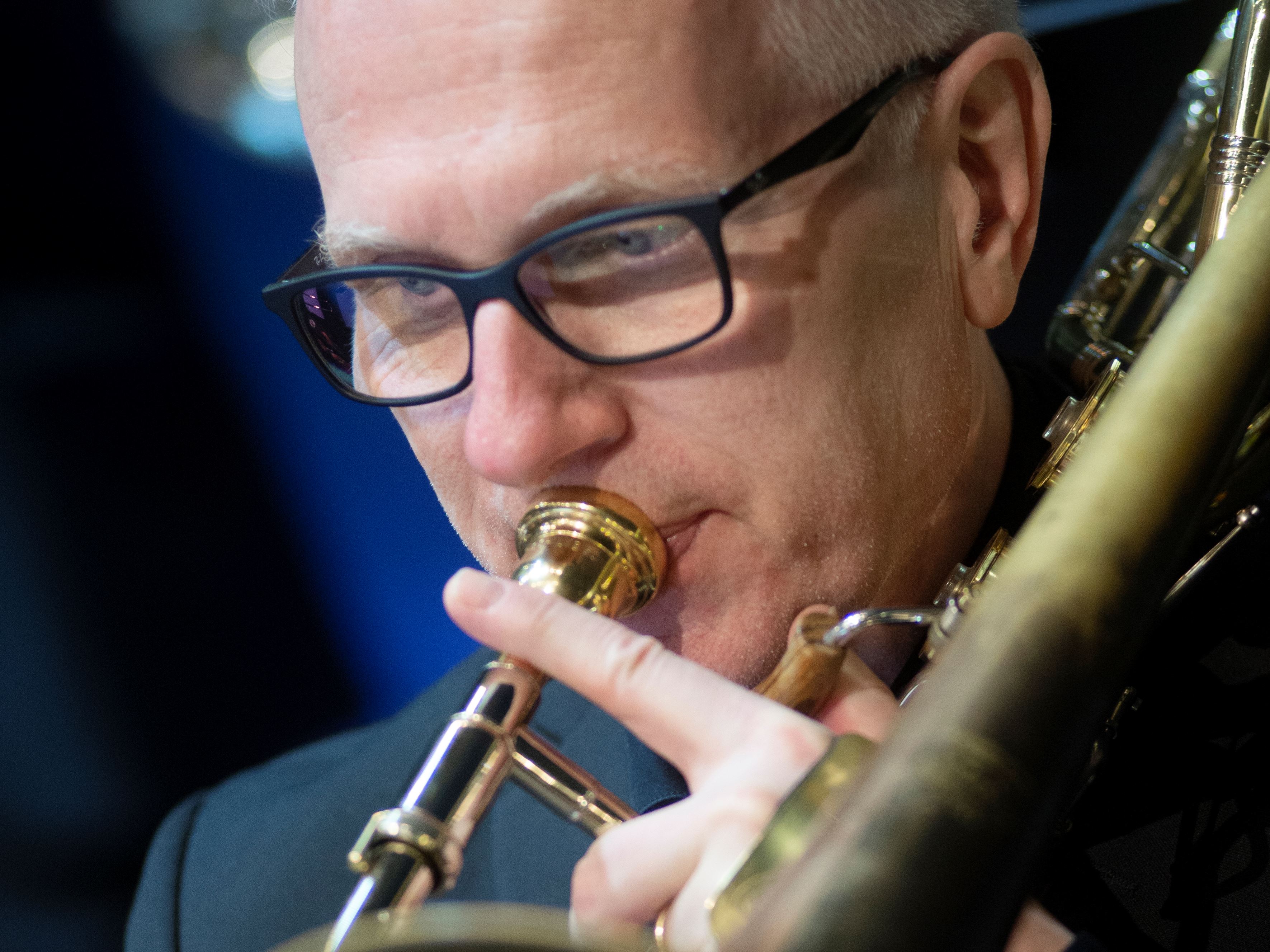 Närbild av trombonisten Björn Hängsel när han spelar trombon.
