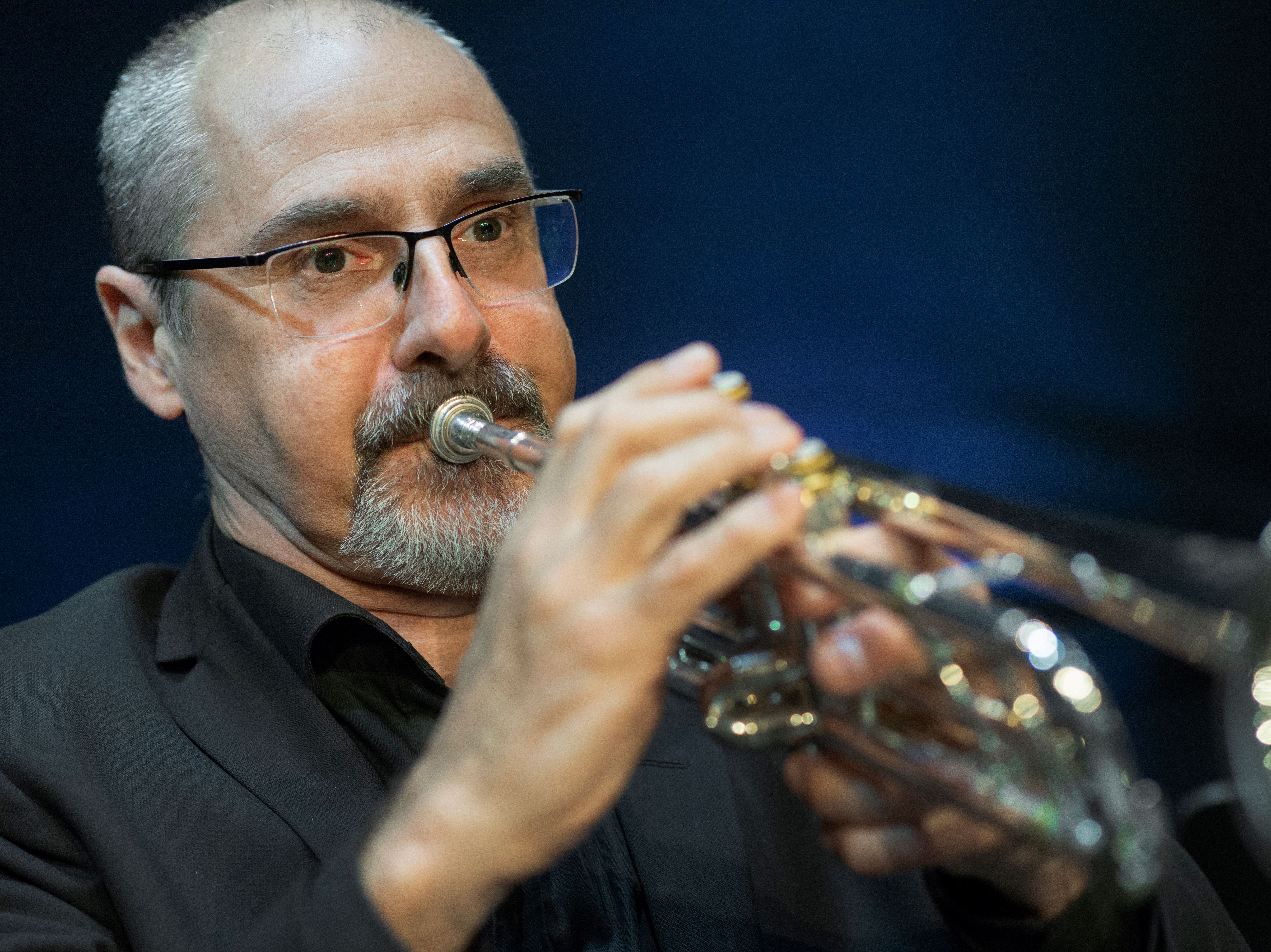 Närbild av trumpetaren Bo Strandberg när han spelar trumpet.