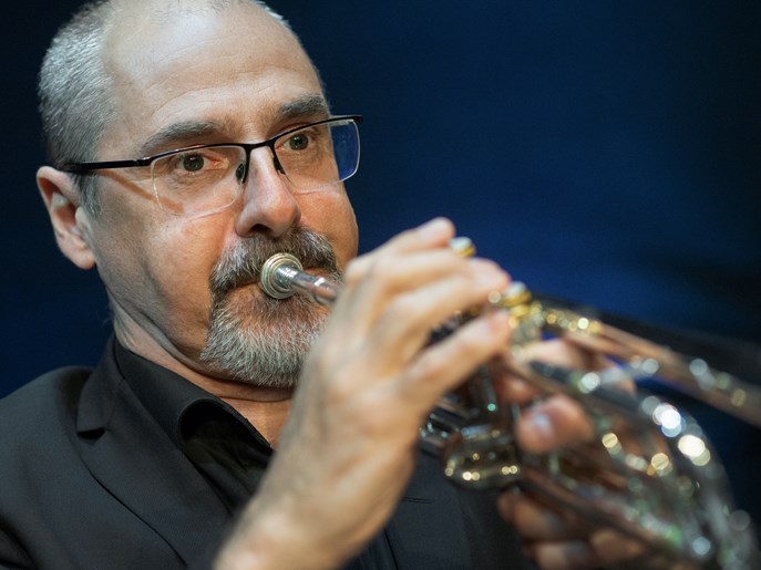 Närbild av trumpetaren Bo Strandberg när han spelar trumpet.