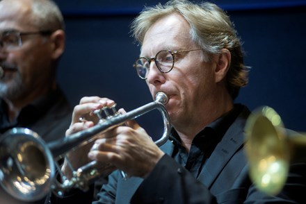 Närbild av trumpetaren Dan Johansson när han spelar trumpet.