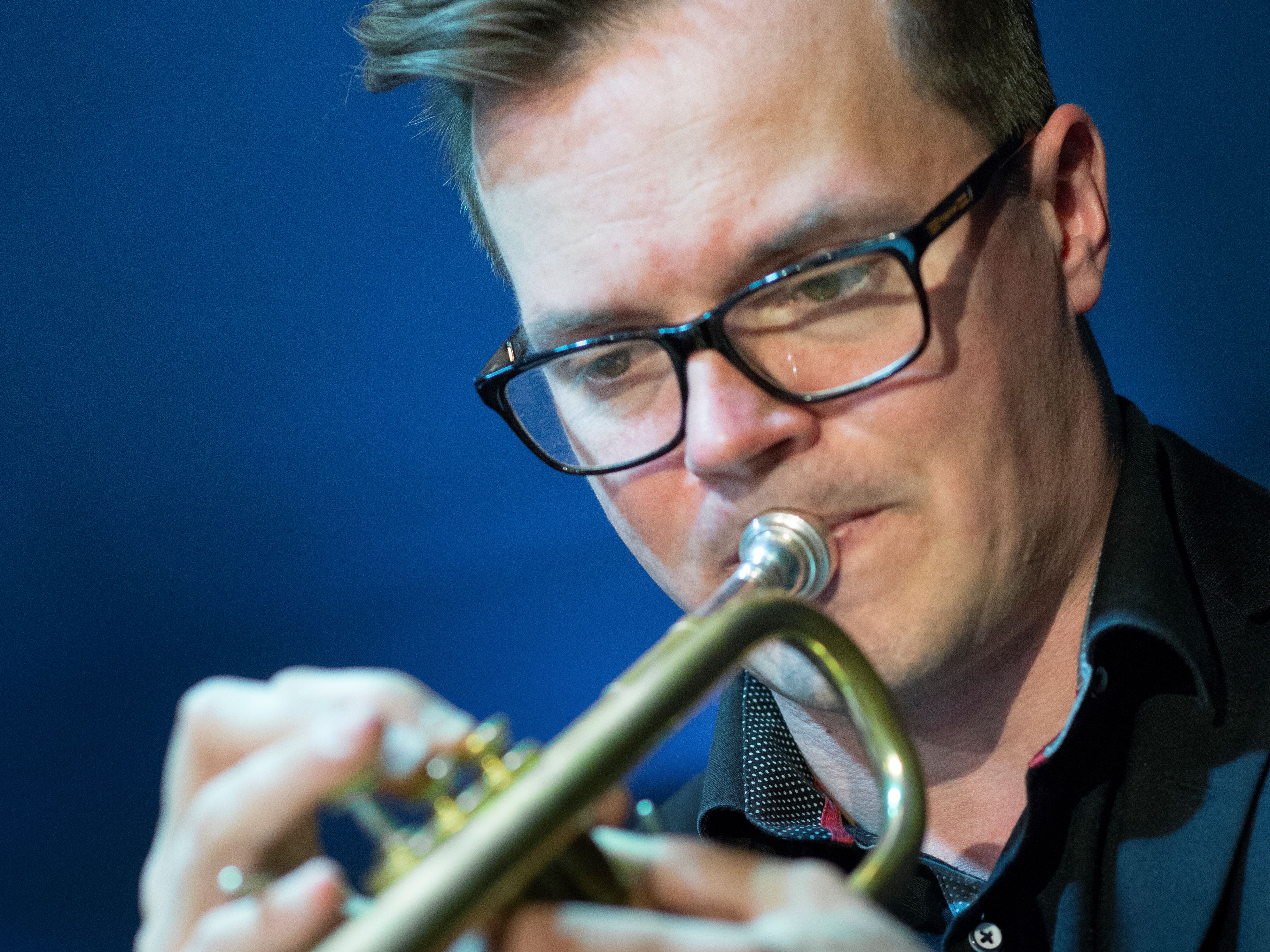 Närbild av trumpetaren Jacek Onuszkiewicz när han spelar trumpet.