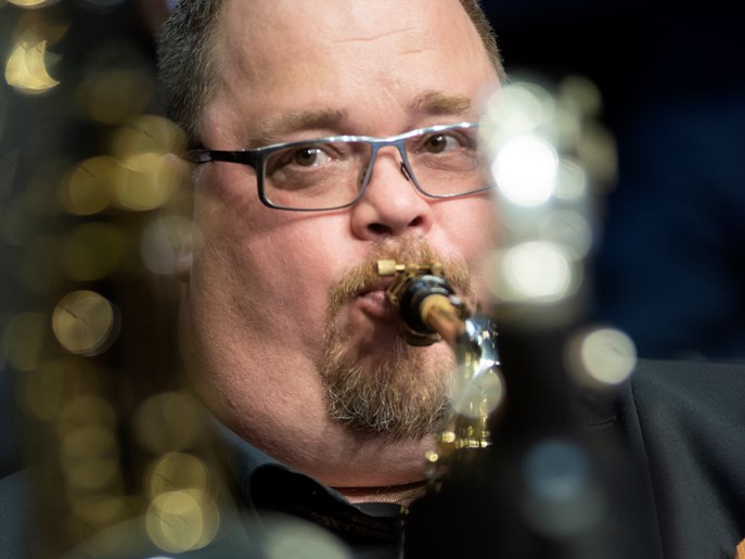 Närbild av saxofonisten Jan Thelin när han spelar saxofon.