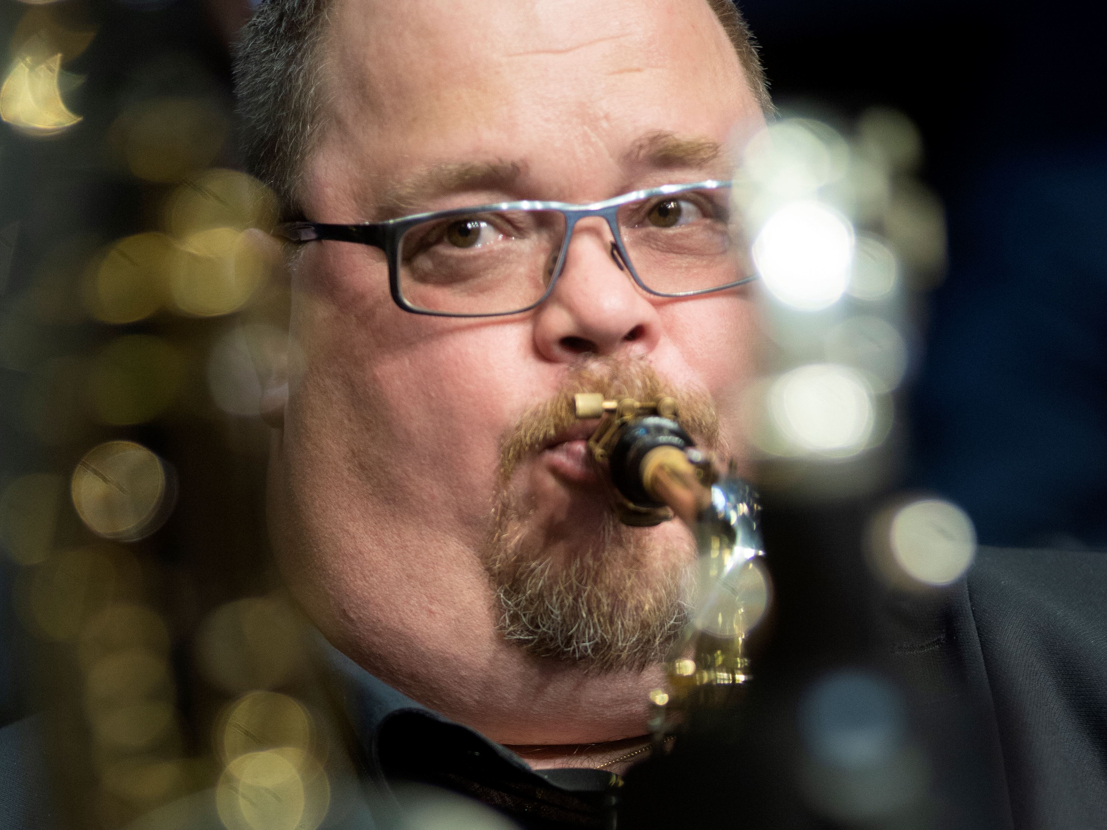 Närbild av saxofonisten Jan Thelin när han spelar saxofon.