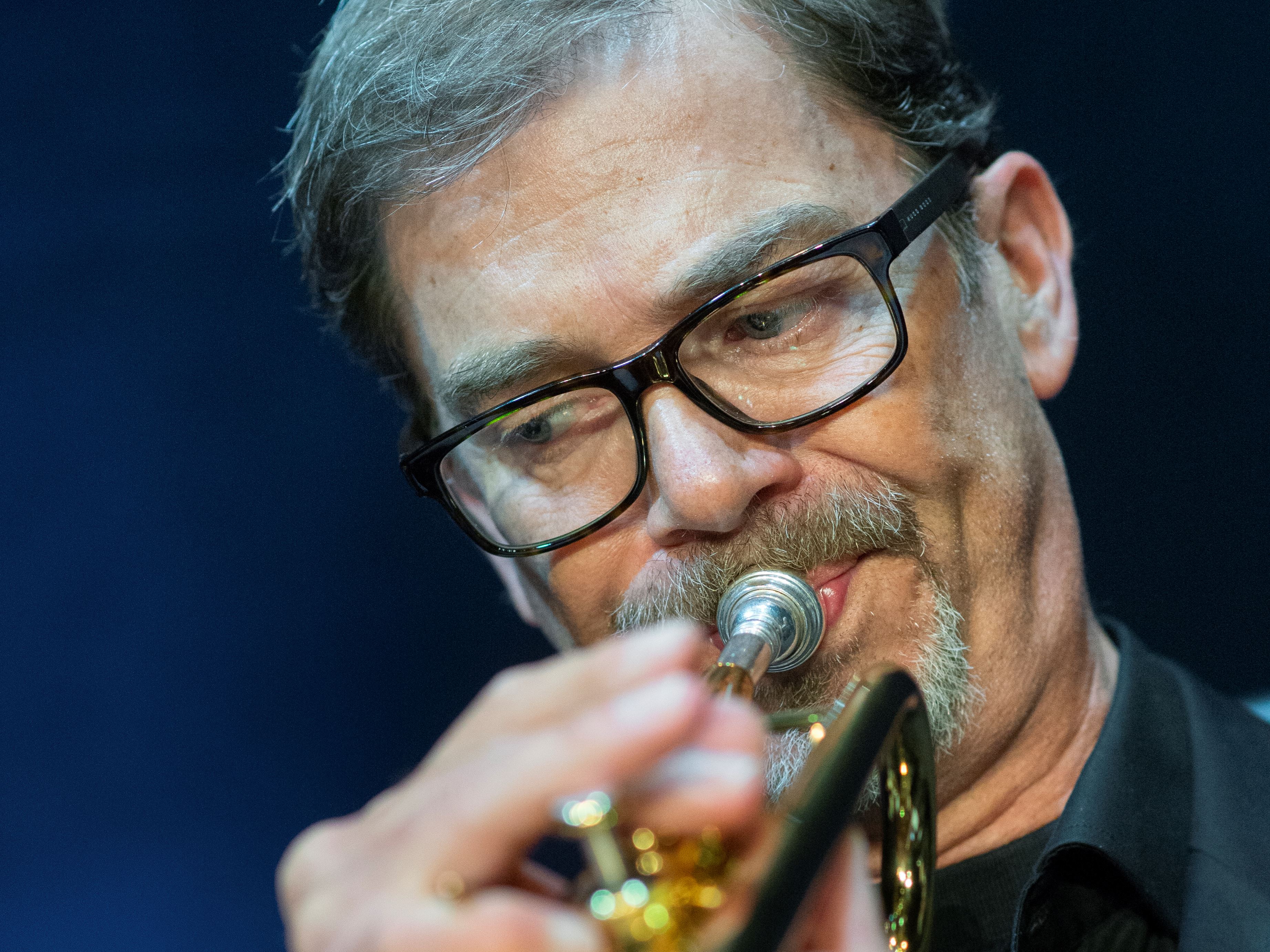 Närbild av trumpetaren Magnus Ekholm när han spelar trumpet.