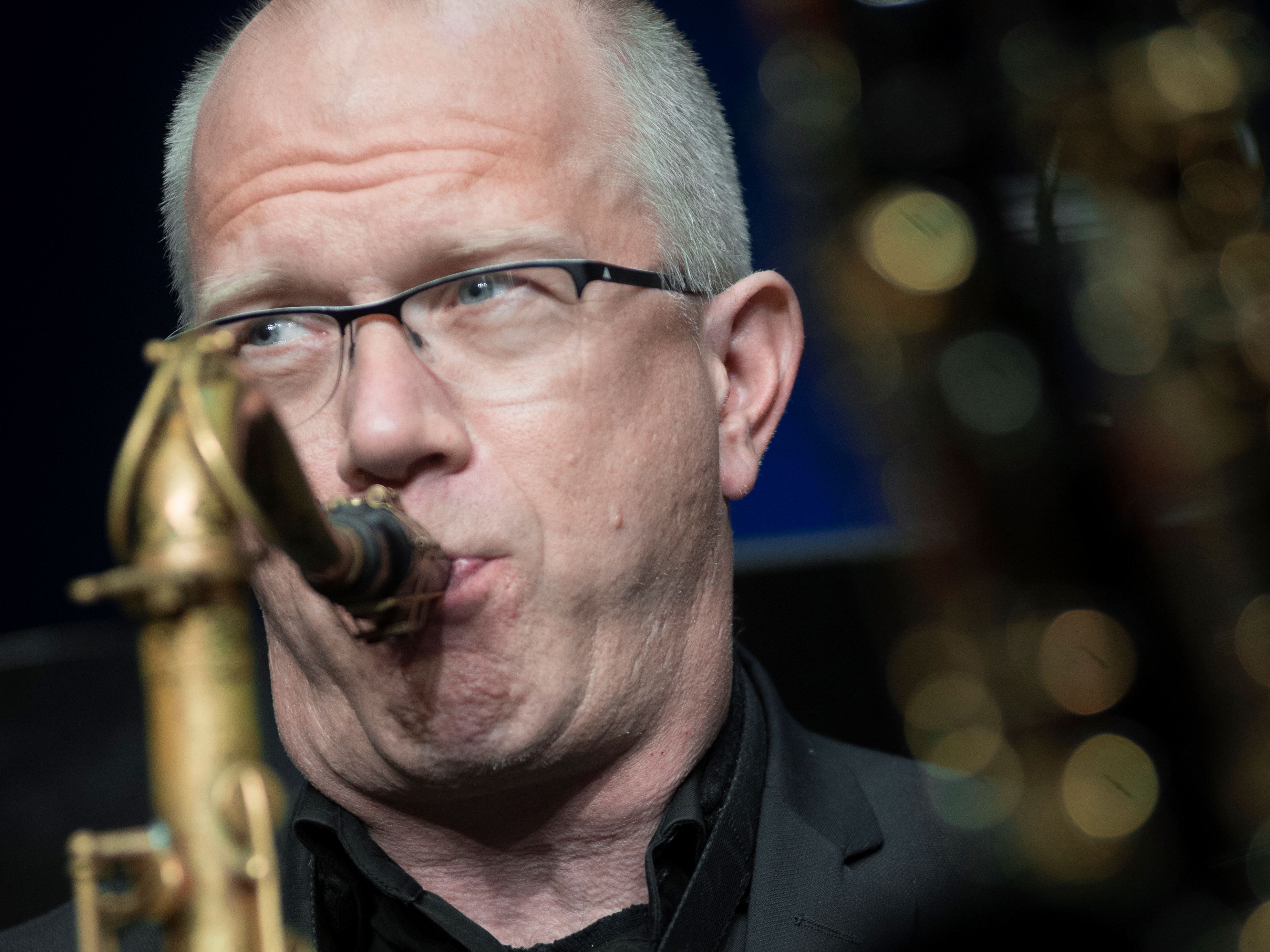 Närbild av saxofonisten Mats Garberg när han spelar saxofon.