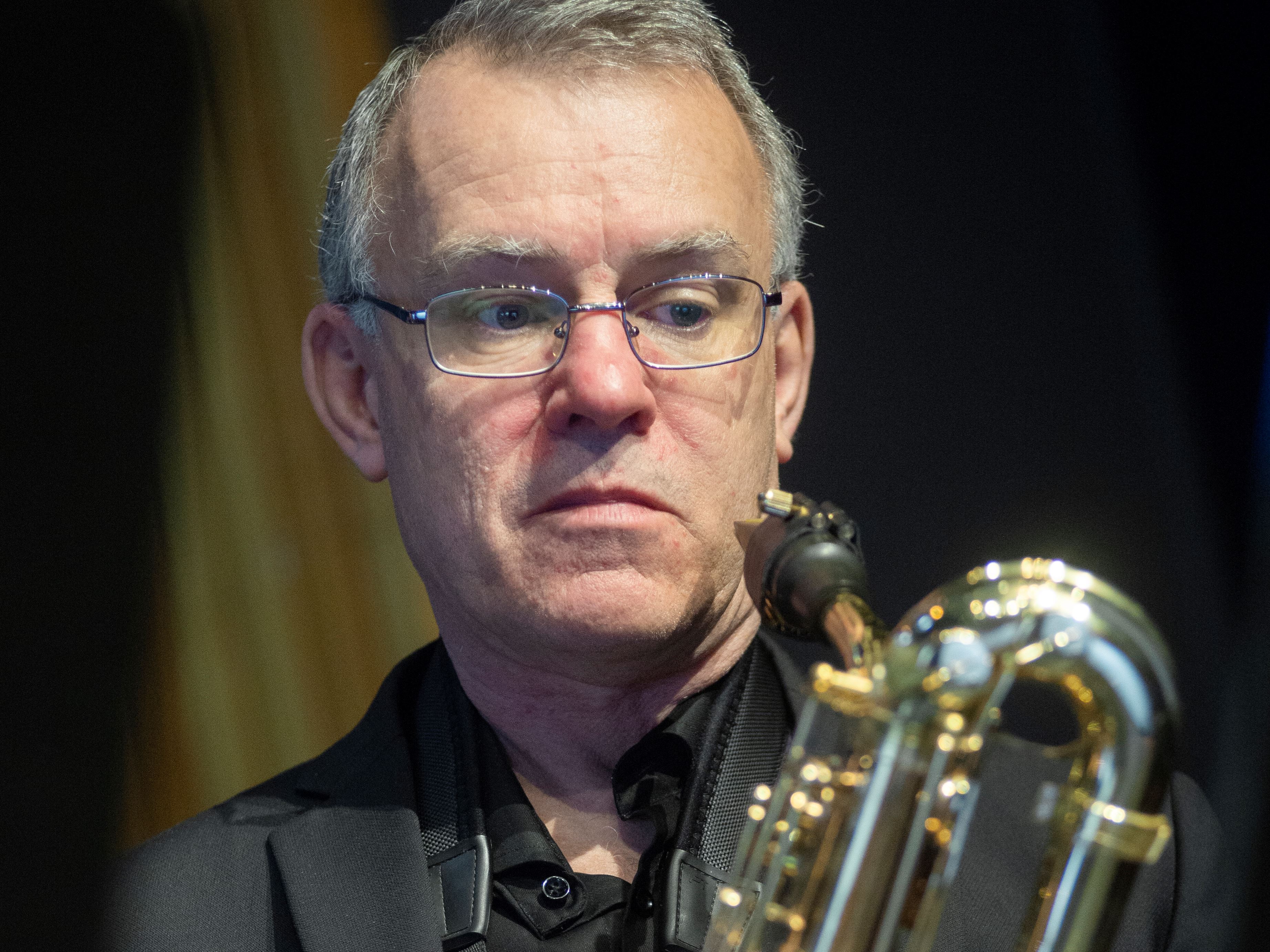 Närbild av saxofonisten Per Moberg när han spelar saxofon.