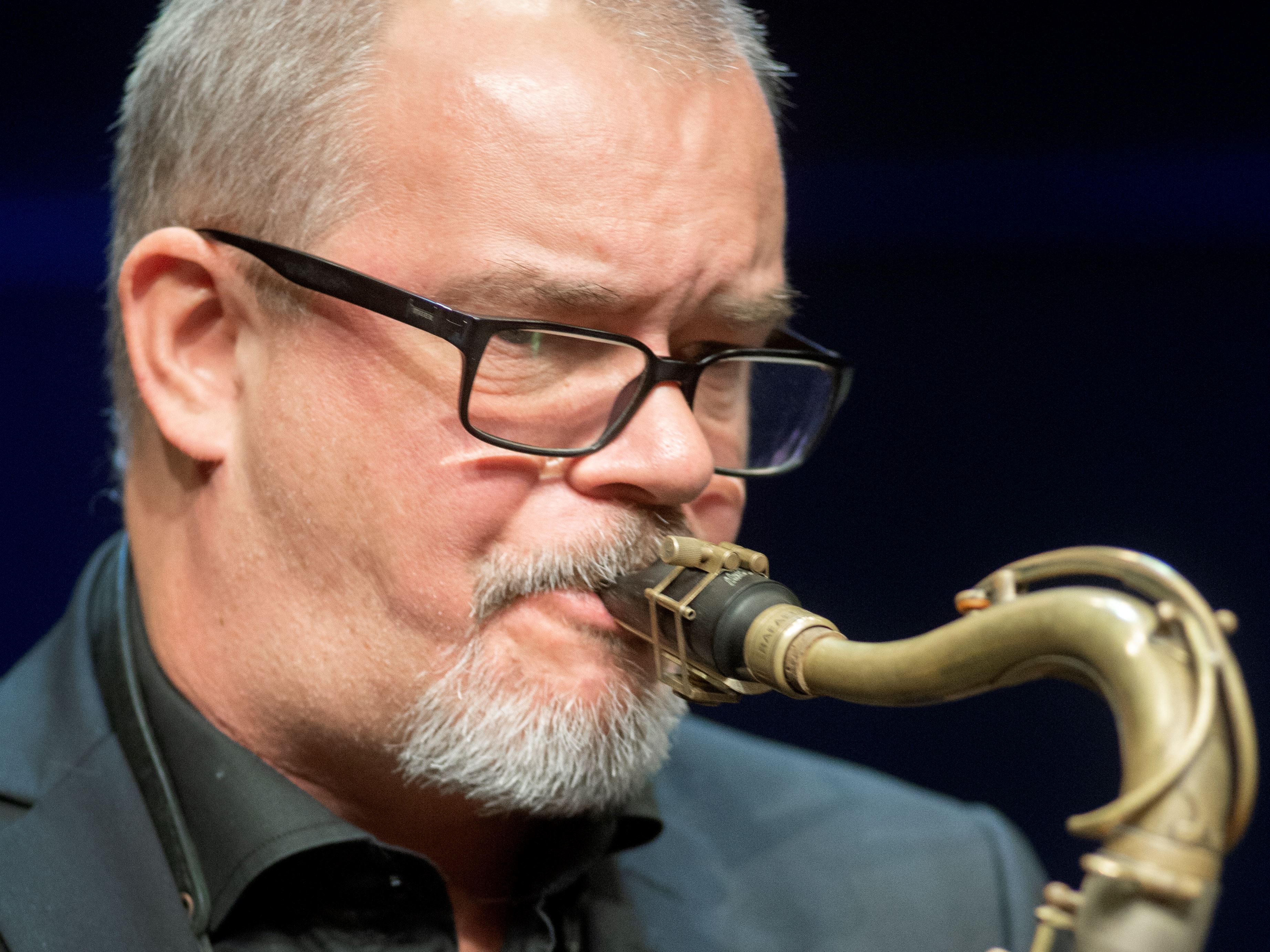 Närbild av saxofonisten Robert Nordmark när han spelar saxofon.