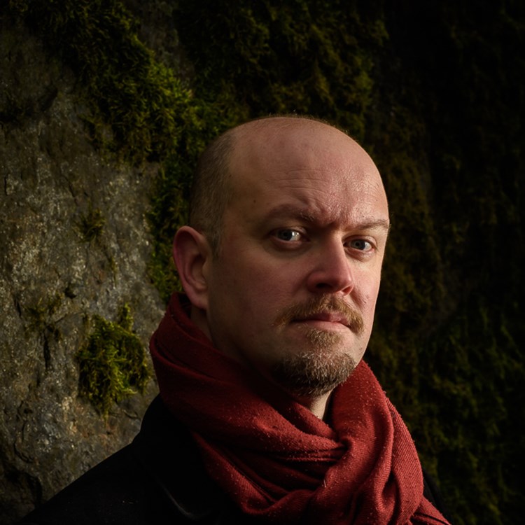 Porträttbild av dirigenten David Björkman