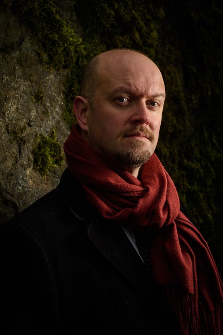 Porträttbild av dirigenten David Björkman