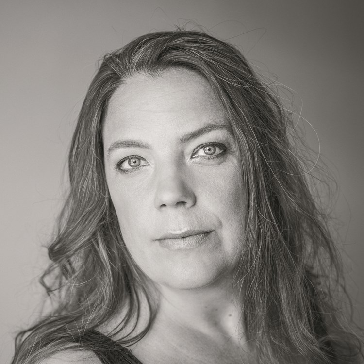 Porträttbild av jazzsångerskan Josefine Cronholm