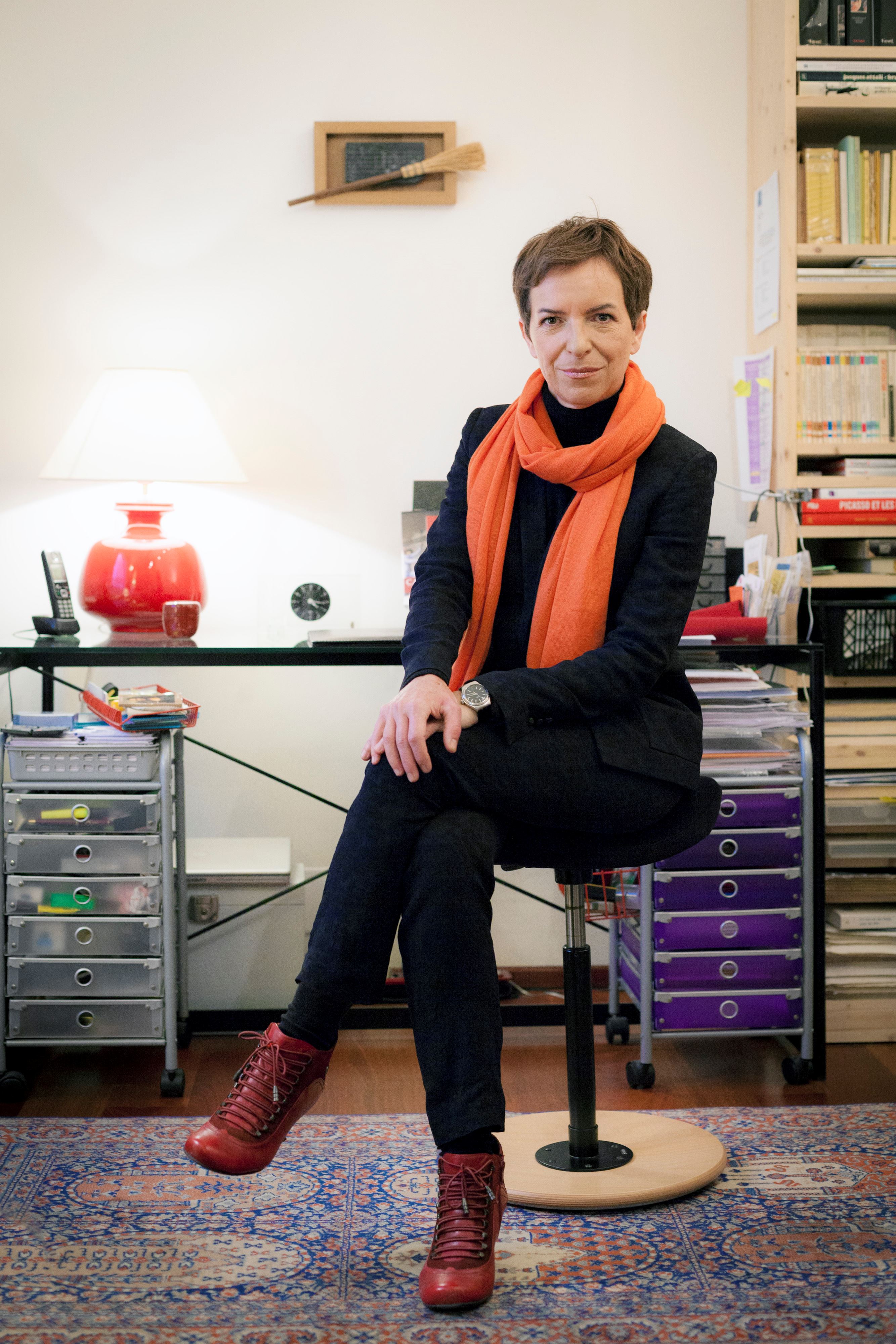 Tonsättaren Suzanne Giraud sittande på en hög stol