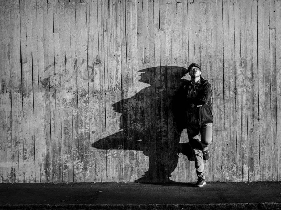 Porträttbild på Benjamin Staern stående mot en betongvägg.