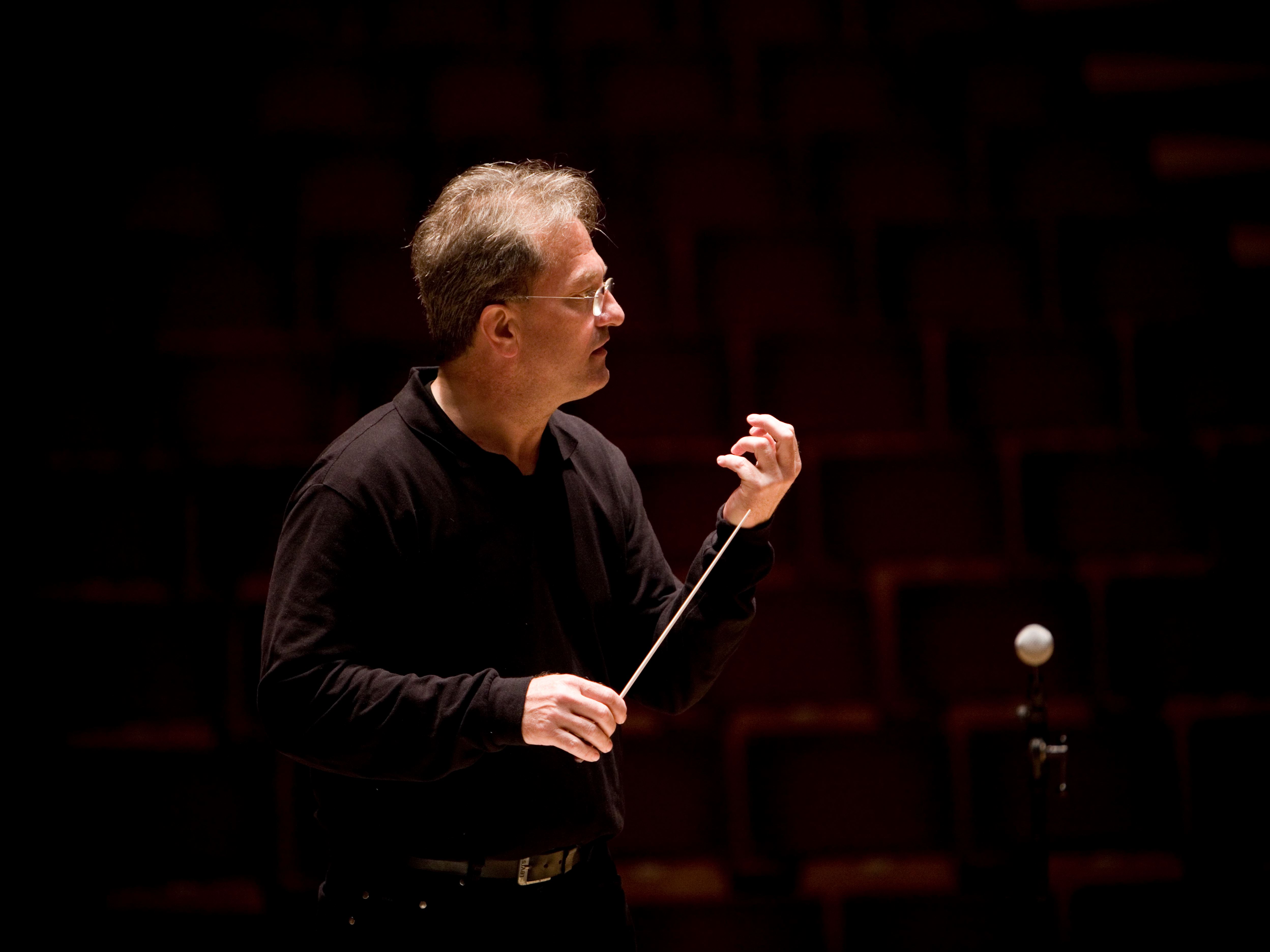 Porträtt på dirigenten Gerard Korsten när han dirigerar