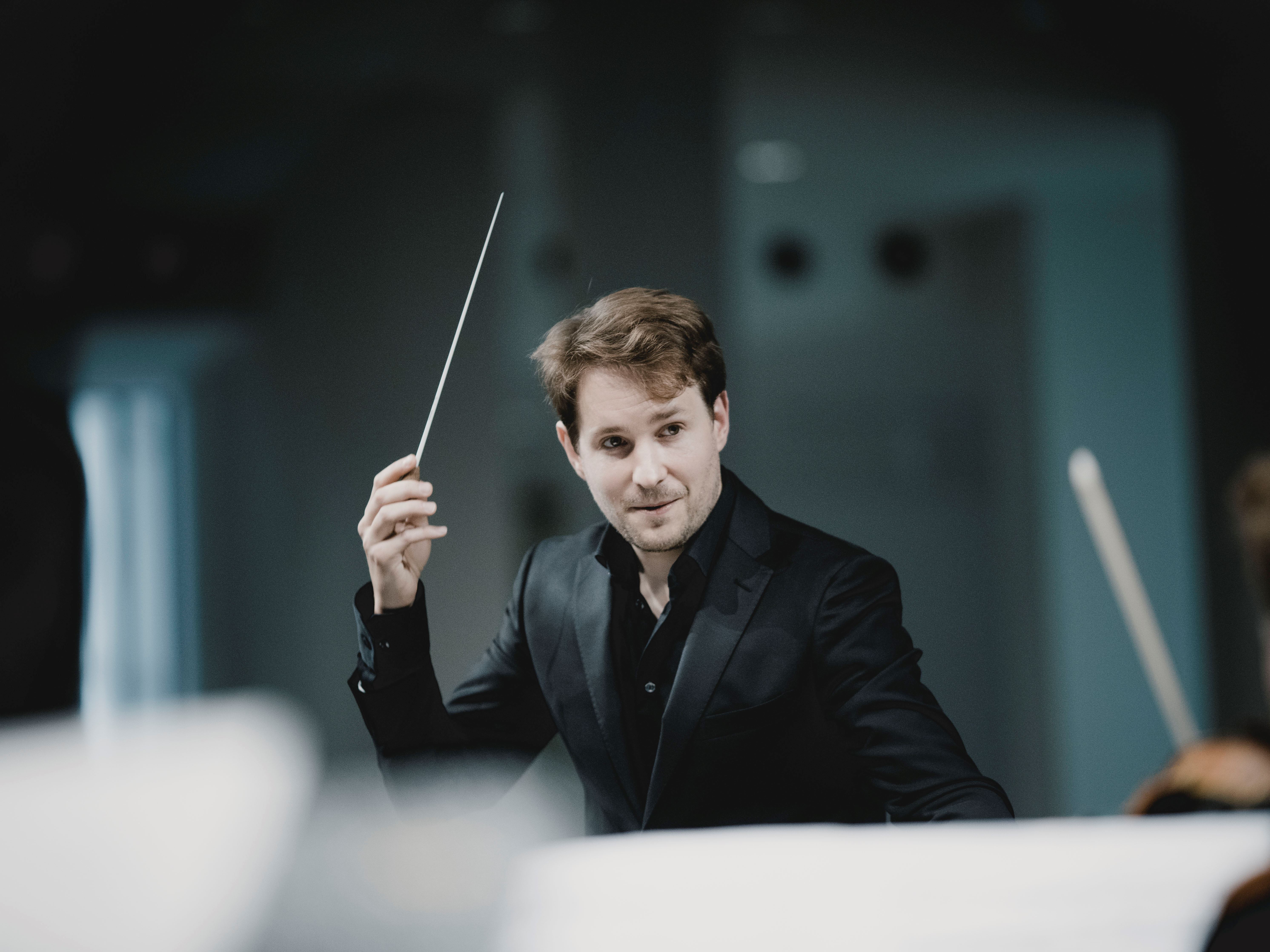 Porträtt av dirigenten Clemens Schuldt när han dirigerar