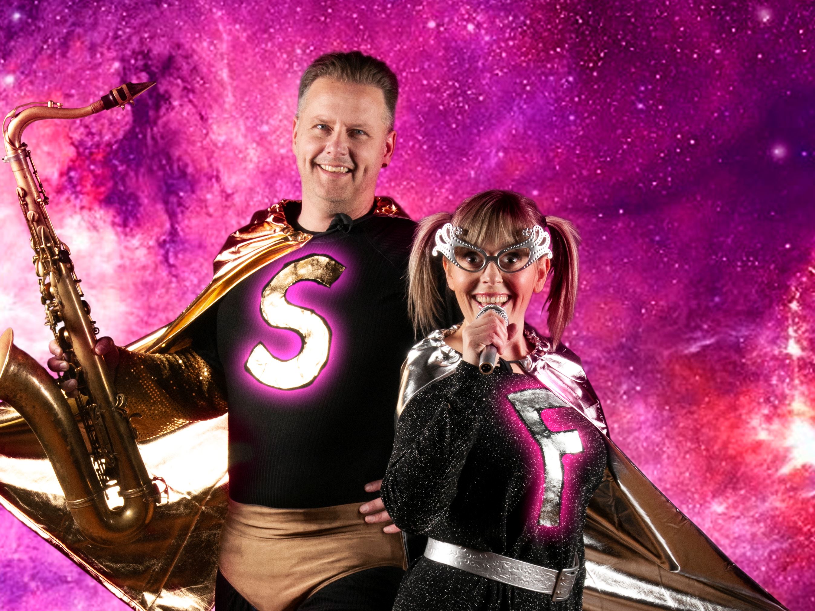Ett bildkollage med Musikhjältarna ståendes på en planet med rosa och lila rymd bakom