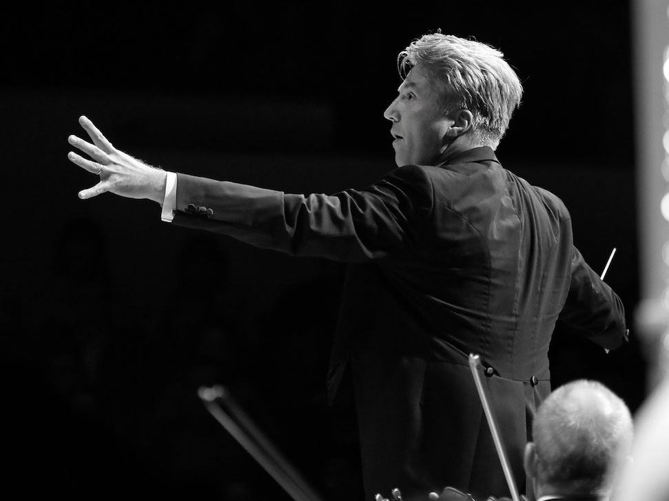 Bild av dirigenten Henrik Schaefer när han dirigerar