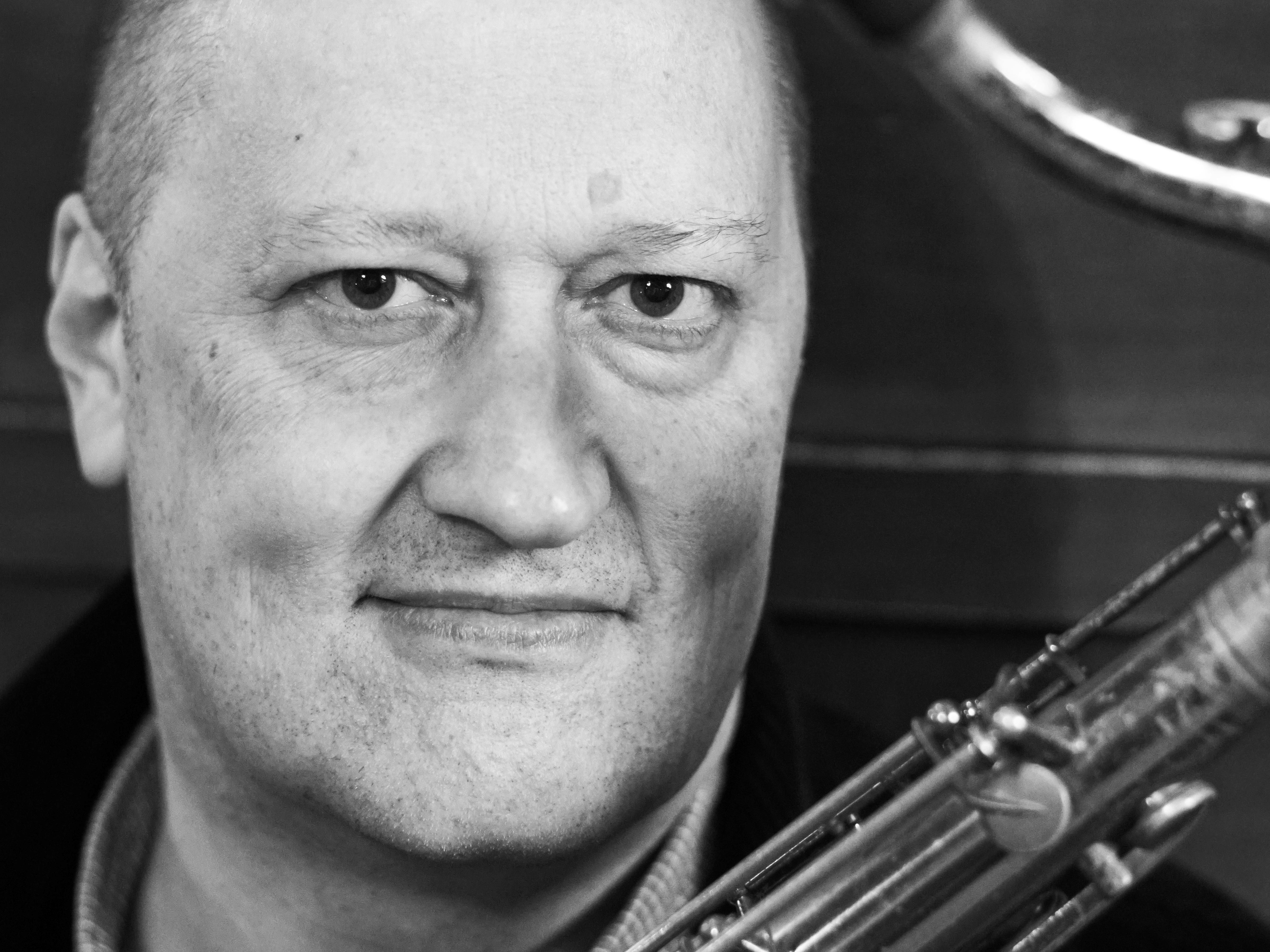 Porträttbild på saxofonisten och kompositören Joakim Milder