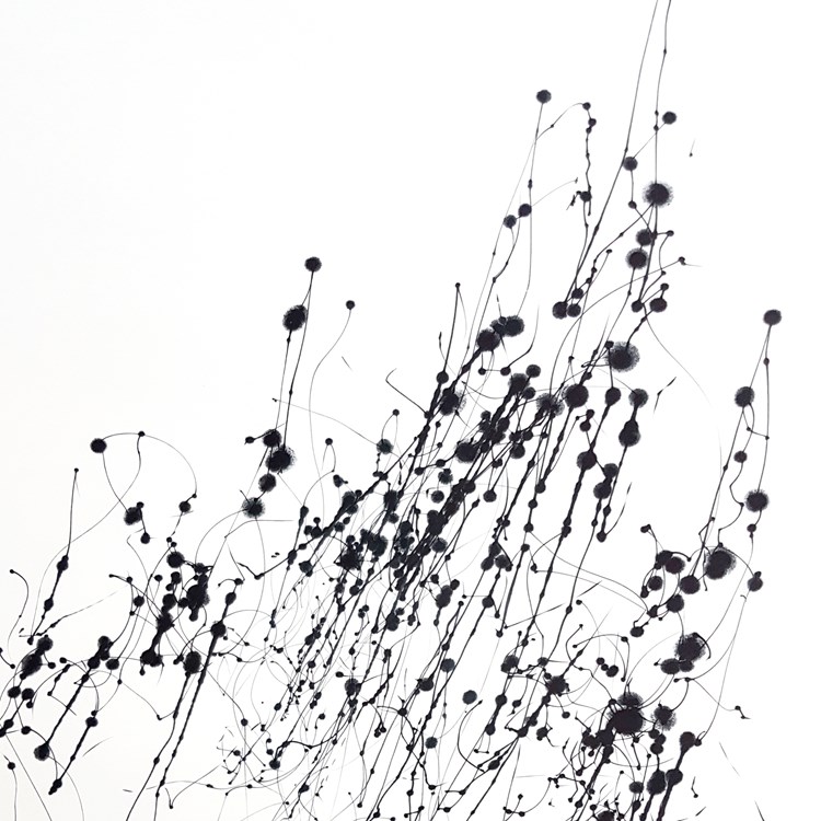 Grafisk illustration med svarta streck och bläckplumpar på ett vitt papper