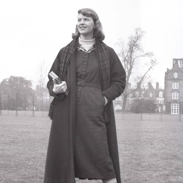 Porträttbild av författaren Sylvia Plath stående i ytterkläder på e...