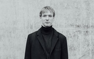 Porträttbild på tonsättaren Krists Auznieks vinnare av Rostrum 2022