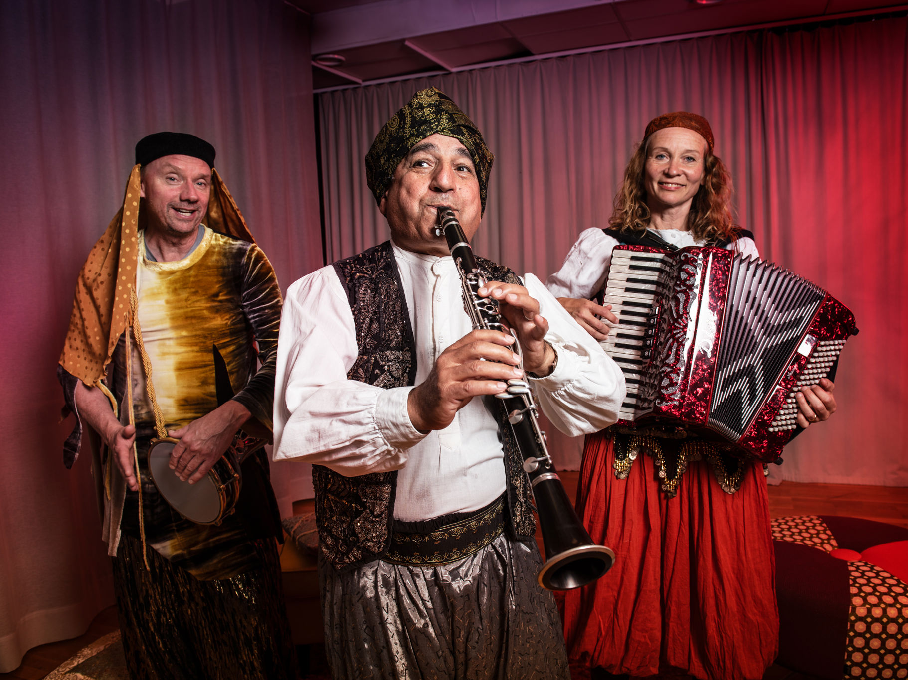 Bild på de tre musikerna som ingår i produktionen Godismakaren