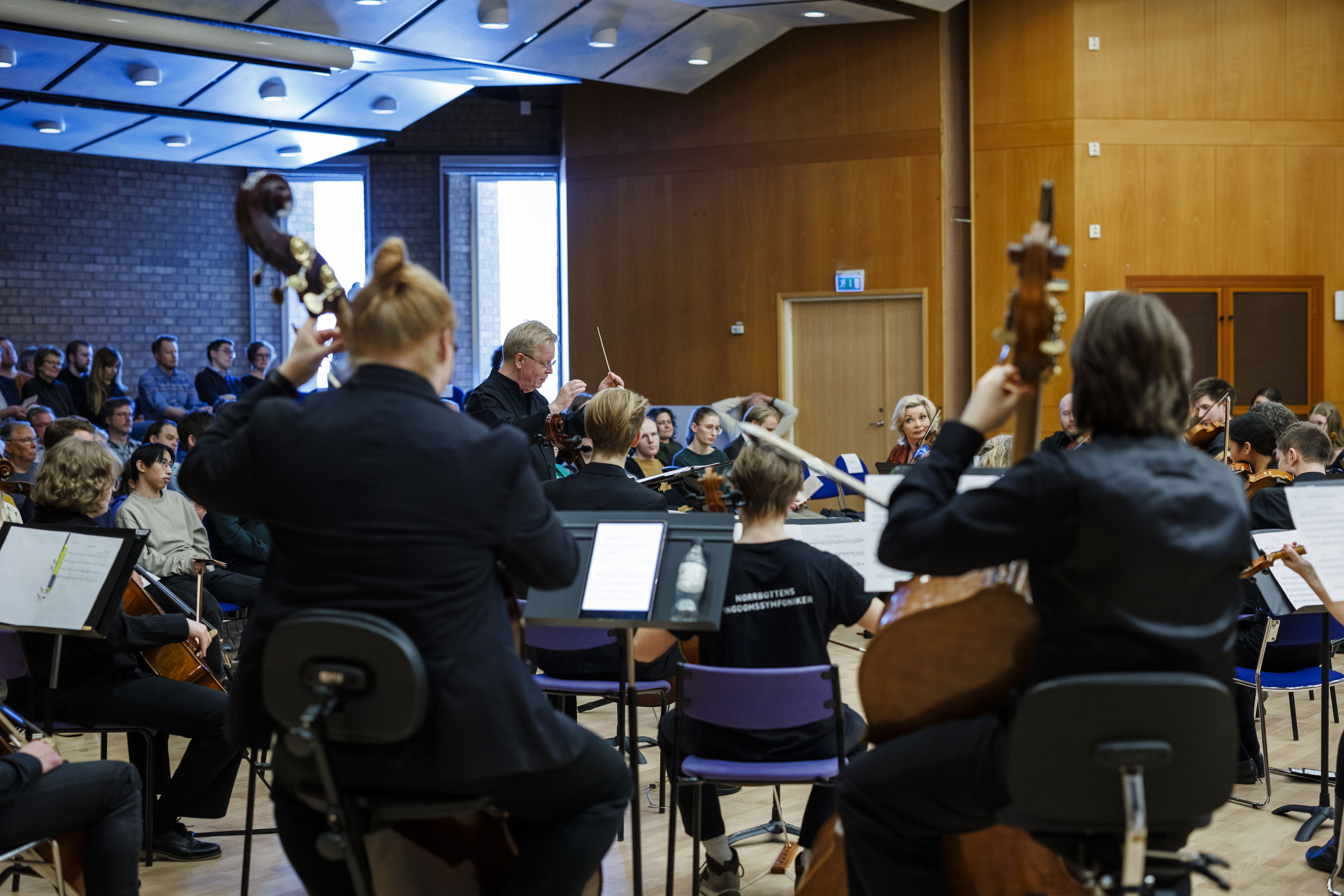 Konsertbild på ungdomarna i Norrbottens Ungdomssymfoniker 