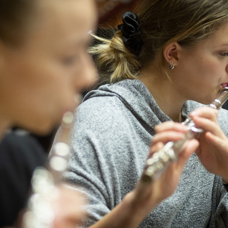 Repetitionsbild på ungdomarna i Norrbottens Ungdomssymfoniker 