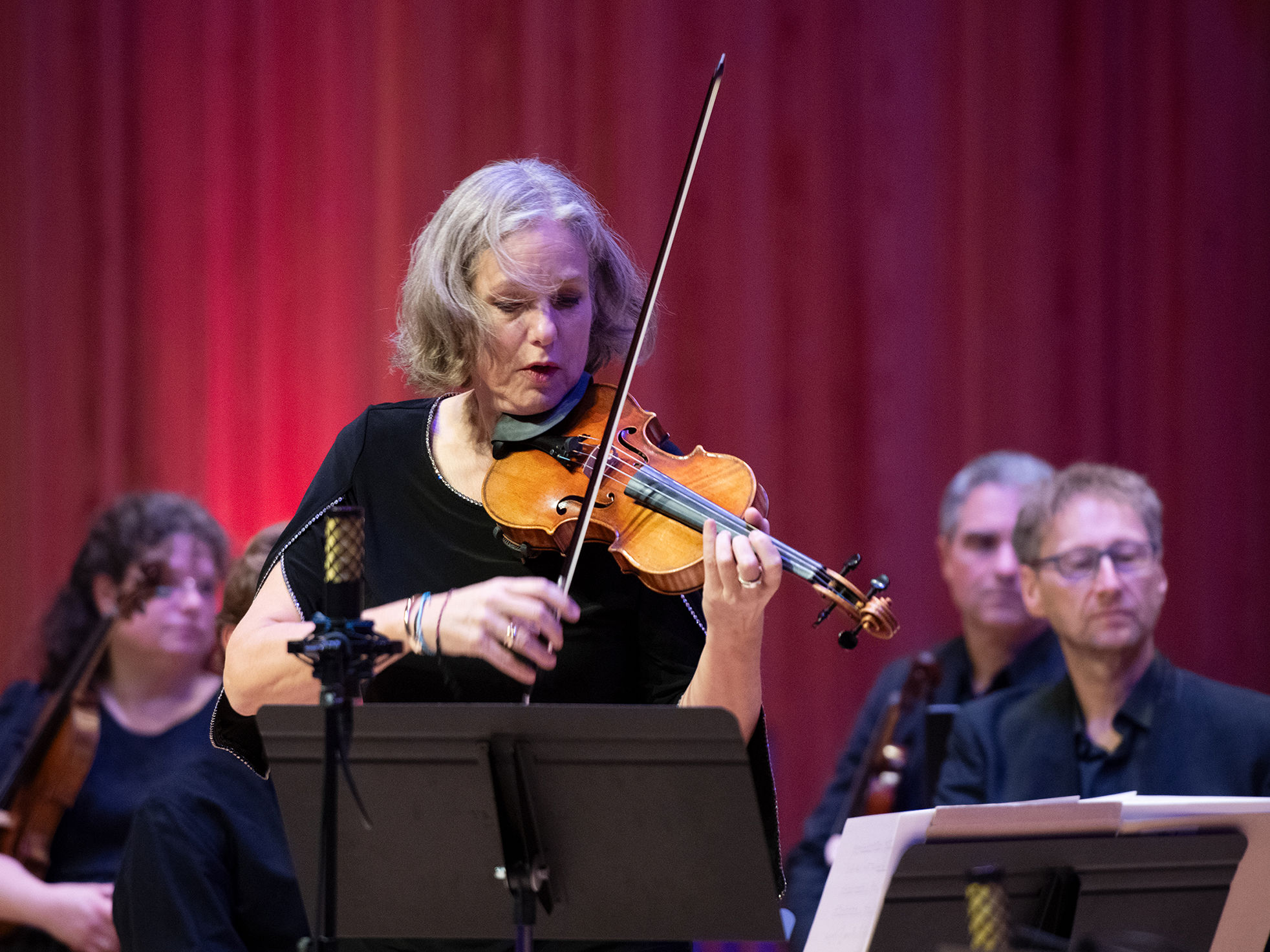 Isabelle van Keulen in action med sin violin.