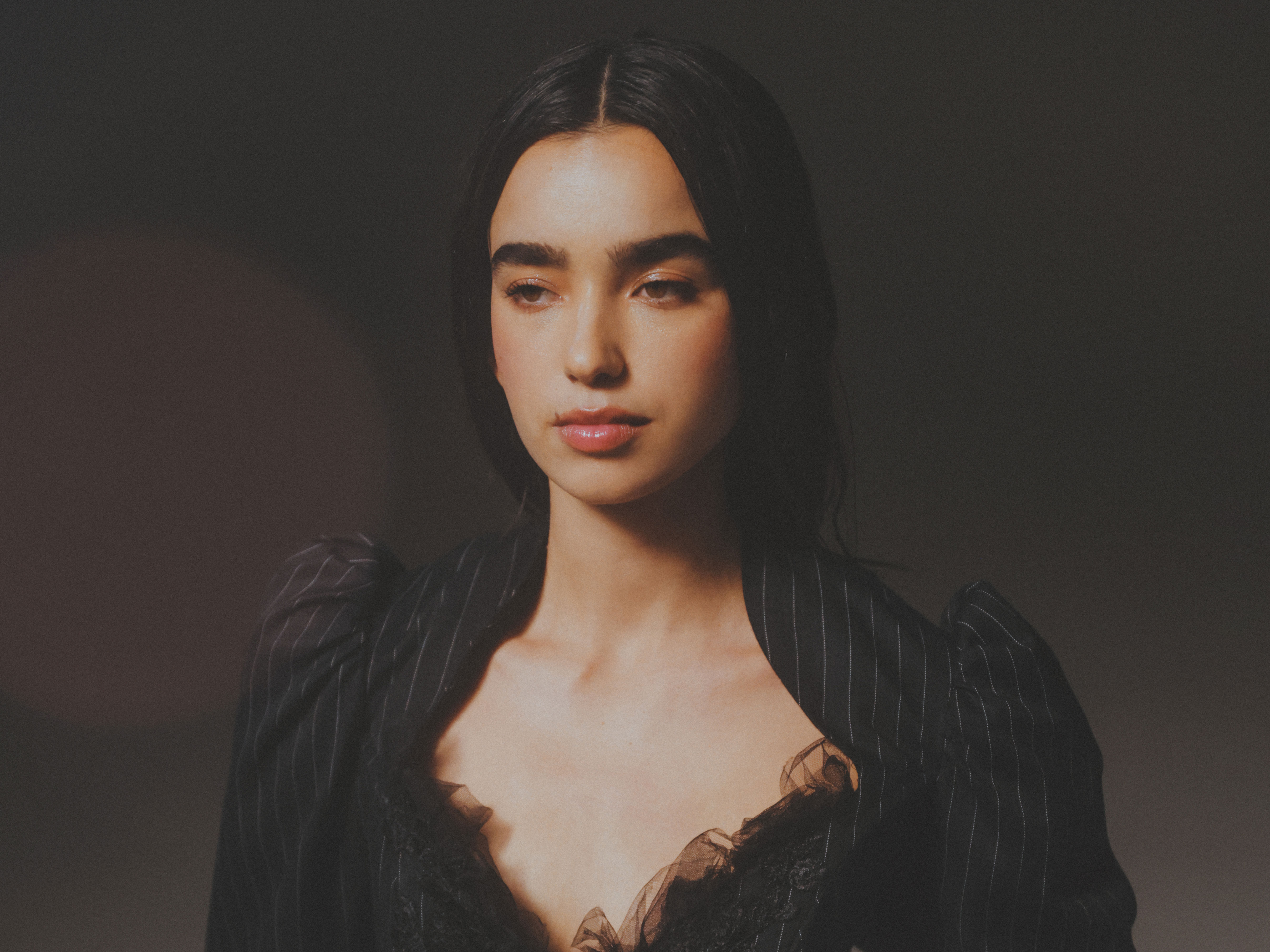 Halvkroppsbild på Sofia Monroy i en svart klänning med kritstrecksränder.