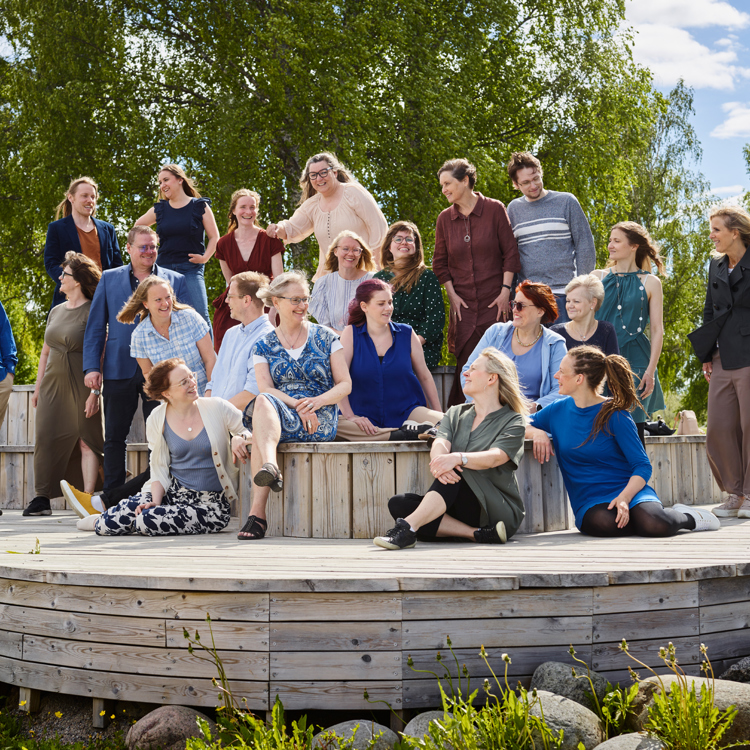 Music Teachers Choir poserar på ett trädäck