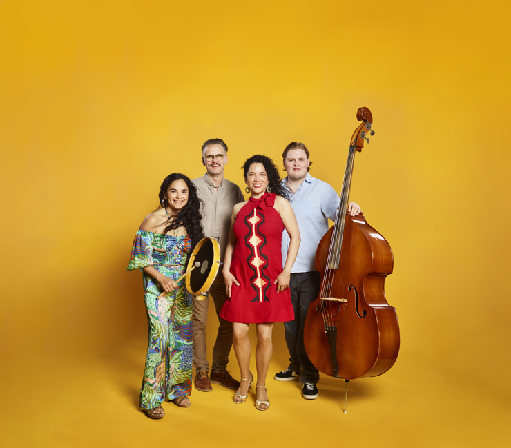 Bild på Tania Naranjo och övriga musiker i produktionen