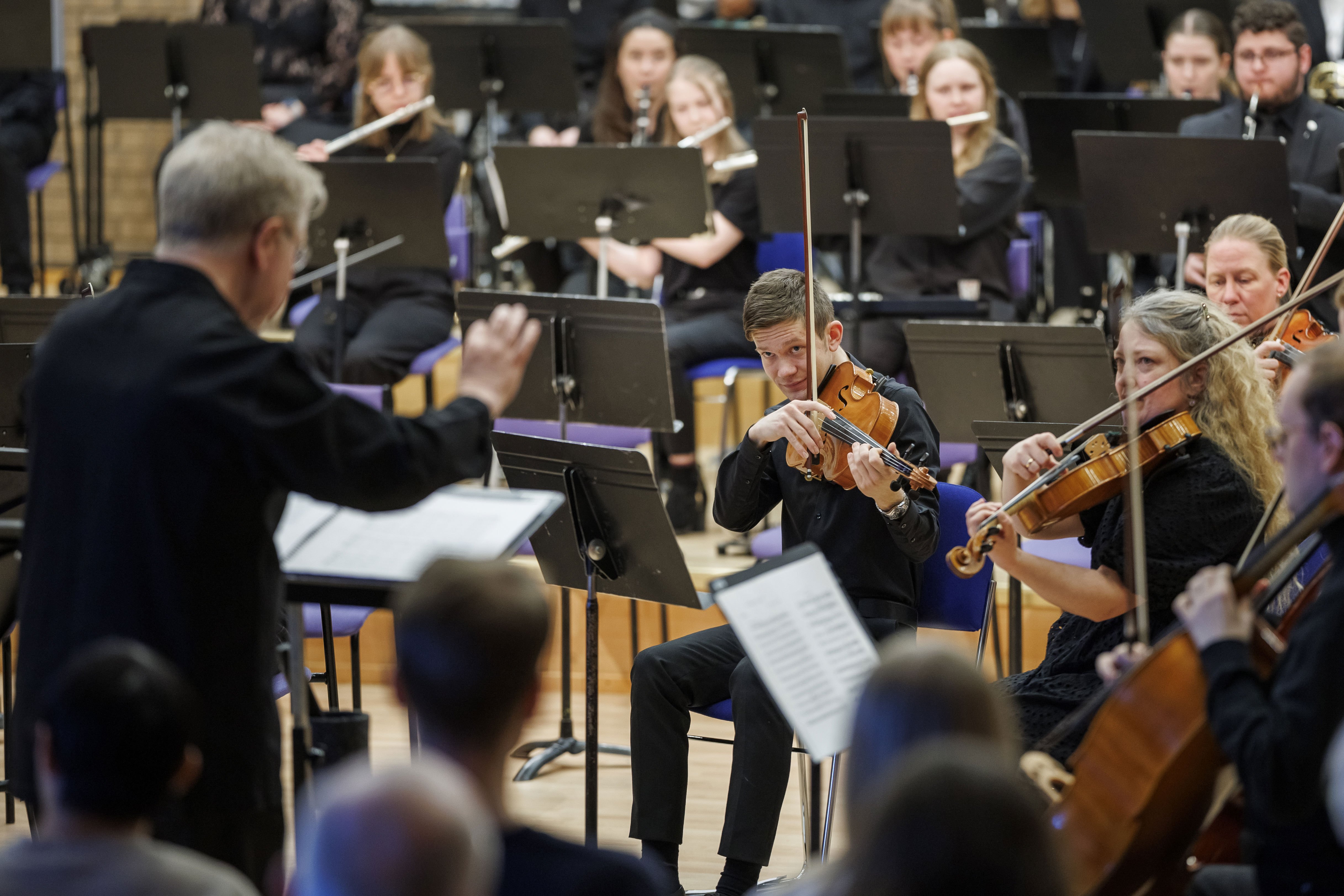 Konsertbild på ungdomarna i Norrbottens Ungdomssymfoniker 